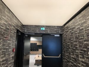 Ausstellung des Monats_Eingangsbereich Lichtdecke WC Zillertal